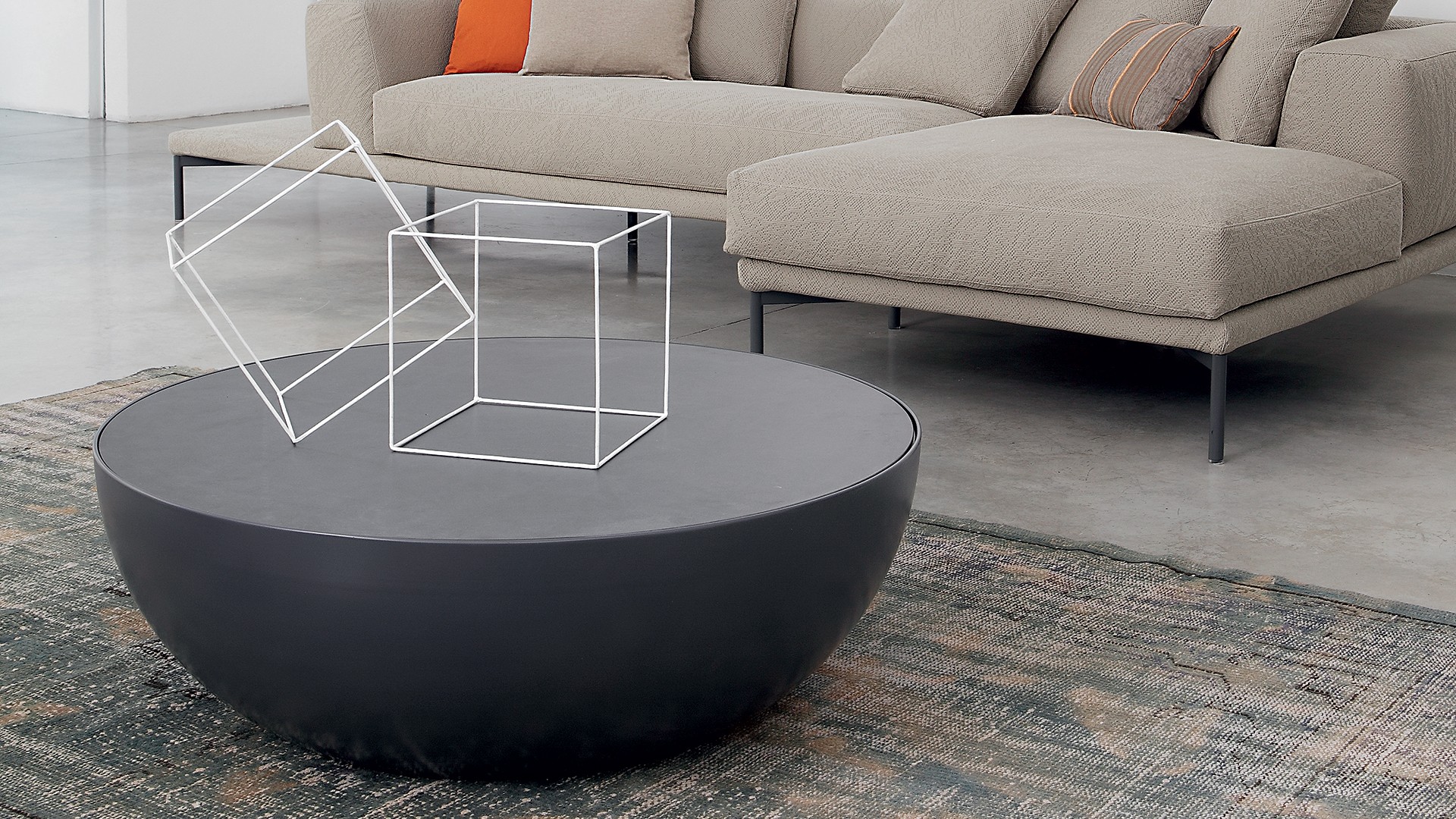 bonaldo-tavolini-planet-big-planet-main-slider-02-4.jpg