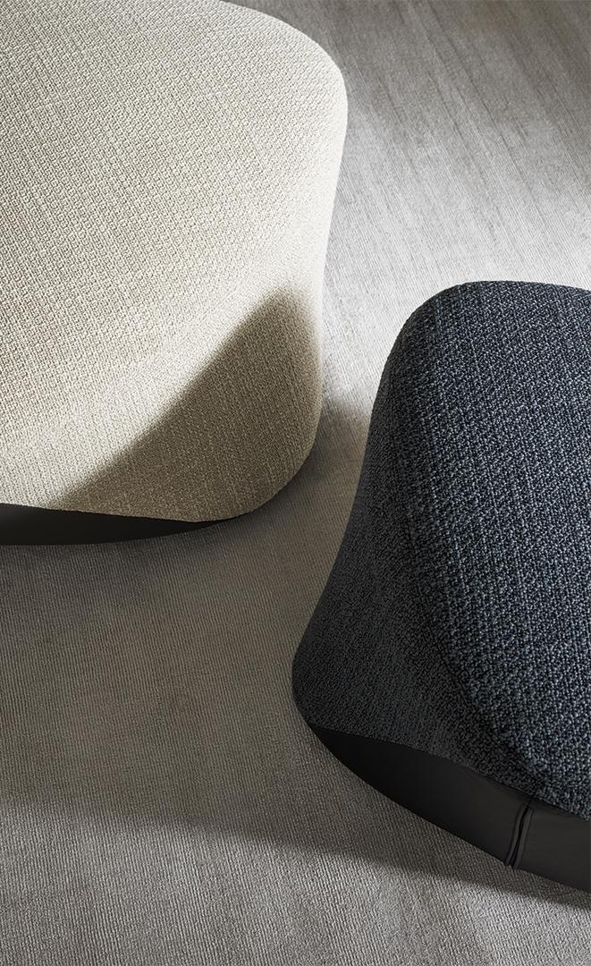Sessel und Poufs